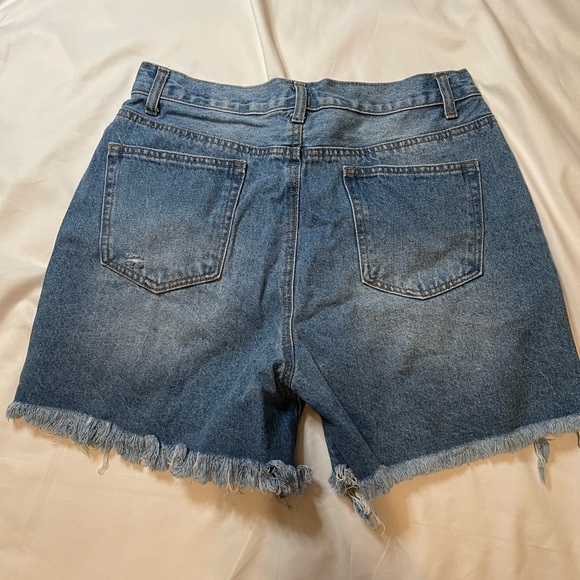 Forever 21 Size 32 high waisted distressed shorts - Picture 4 of 5